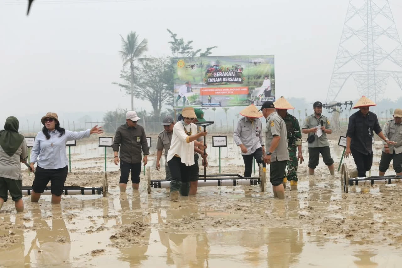 Kementan Dorong Modernisasi Budidaya Padi melalui Drone Seeder dalam GERTAM PM-AAS di Muaro Jambi